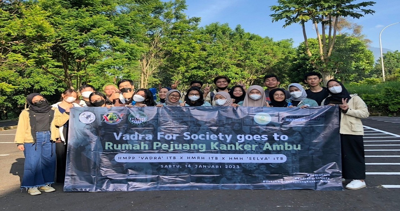(Indonesia) Himpunan Mahasiswa di ITB Berkolaborasi Melaksanakan Kegiatan Sosial Kemasyarakatan ke Rumah Pejuang Kanker Ambu